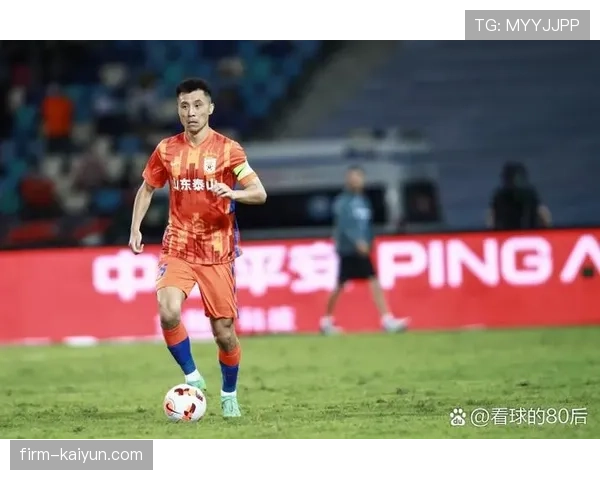 泰山老将郑铮赛后绕场感谢远征球迷，被抛向空中